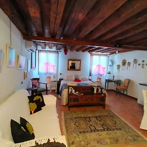 Ai Leoni Apartment